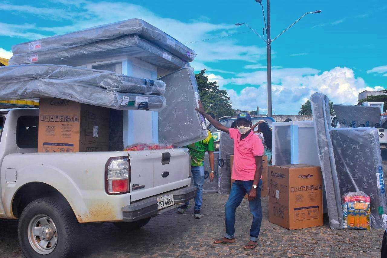 Camacã: Prefeito Paulo do Gás acompanha entrega de donativos as famílias atingidas pelas chuvas